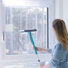 Livington Window Buddy snadno stírá vodu z oken bez šmouh.