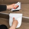 Ruční smetáček a lopatka při použití na dřevěných schodech – efektivní a přesné čištění.