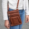 Malá kožená crossbody taška s několika kapsami na zip – ideální na mobil, peněženku a klíče.