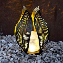 Solární lampa ve tvaru květu s dekorem, teplé světlo na podkladu z kamínků.
