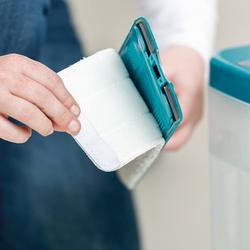 Čisticí podložka Livington EvercleanMop se snadno připevní ke spodní části mopu.
